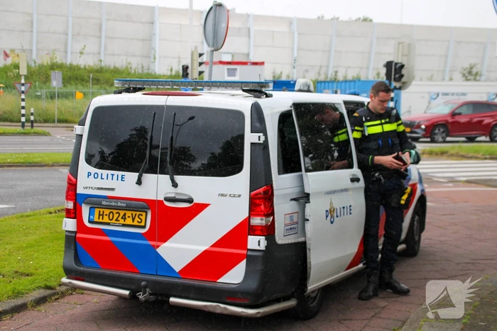 Personen worden aangehouden, auto onderzocht