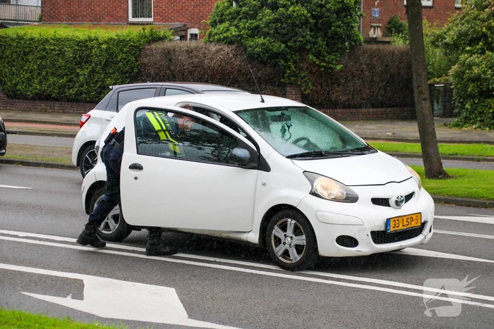 Personen worden aangehouden, auto onderzocht