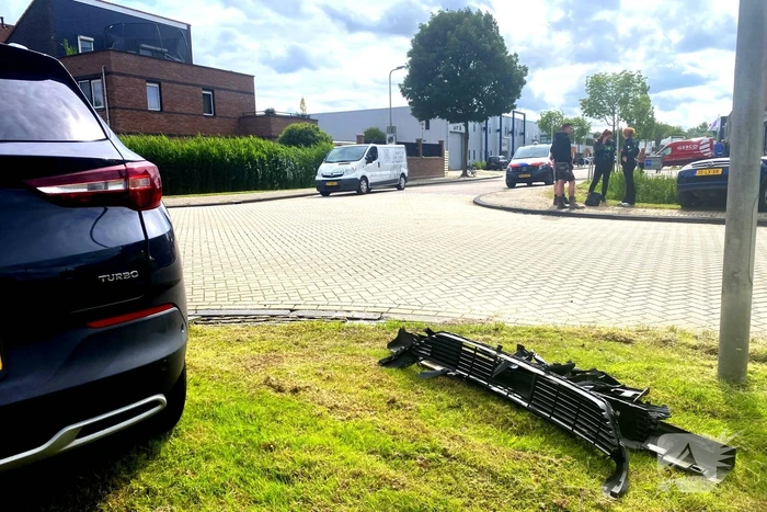 Veel schade na botsing op kruising