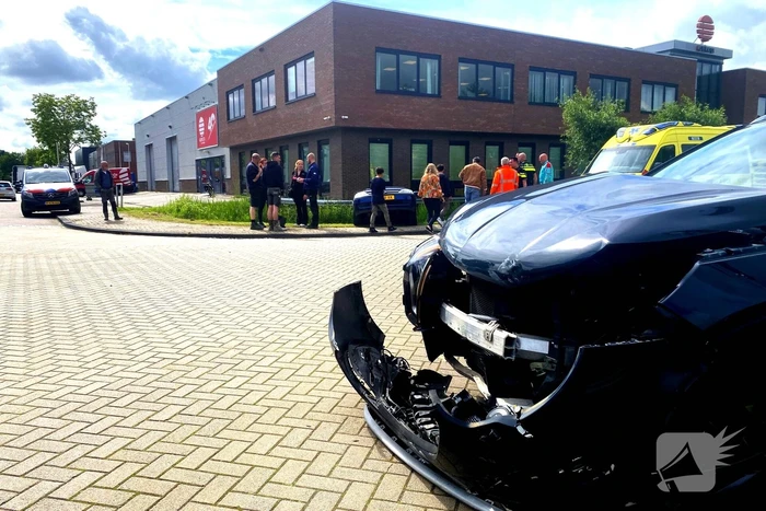 Veel schade na botsing op kruising