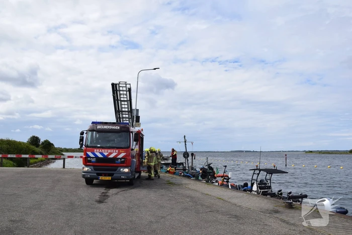 KNRM en brandweer ingezet voor lekkend vaartuig
