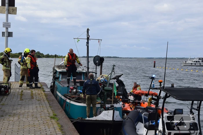 KNRM en brandweer ingezet voor lekkend vaartuig