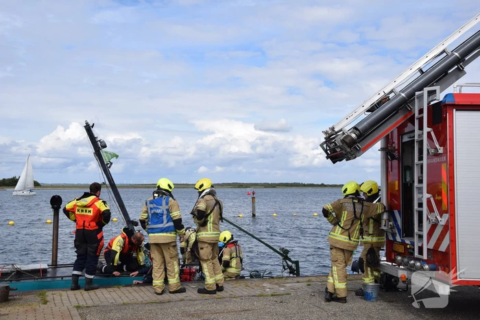 KNRM en brandweer ingezet voor lekkend vaartuig