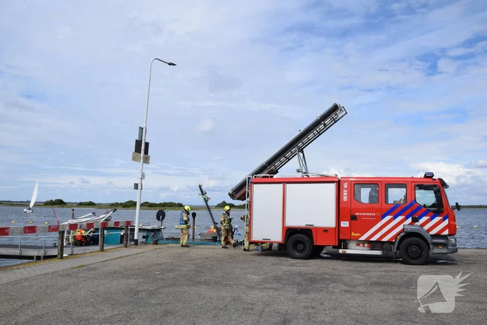 KNRM en brandweer ingezet voor lekkend vaartuig
