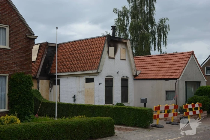 Grote schade zichtbaar aan meerdere woningen na brand