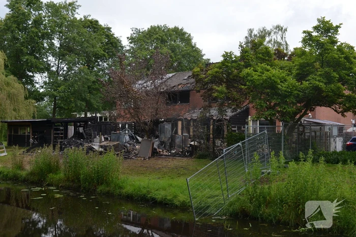 Grote schade zichtbaar aan meerdere woningen na brand