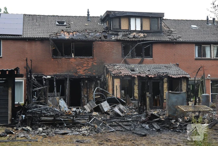Grote schade zichtbaar aan meerdere woningen na brand