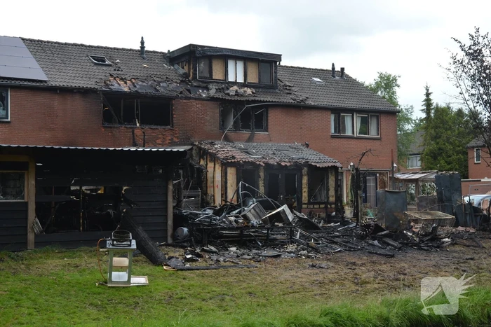 Grote schade zichtbaar aan meerdere woningen na brand