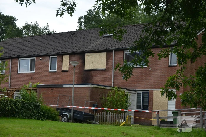 Grote schade zichtbaar aan meerdere woningen na brand