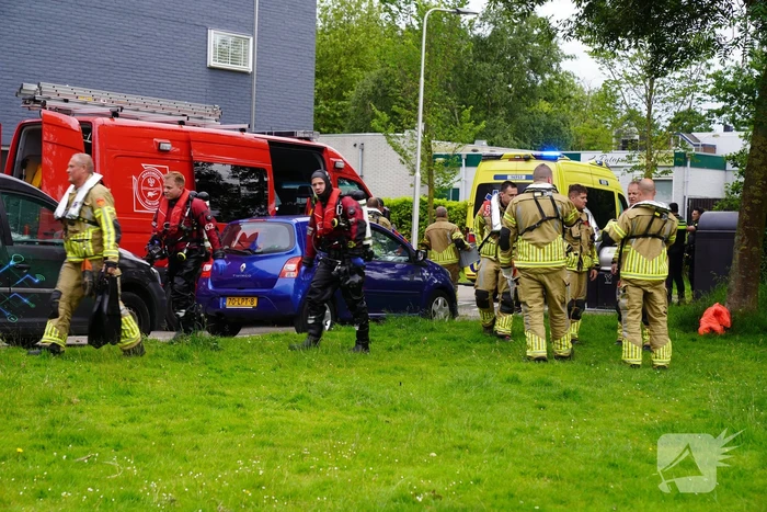 Meisje gered uit sloot door duikers