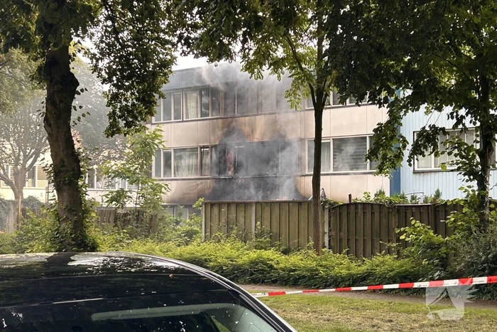 Woning zwart geblakerd na felle brand