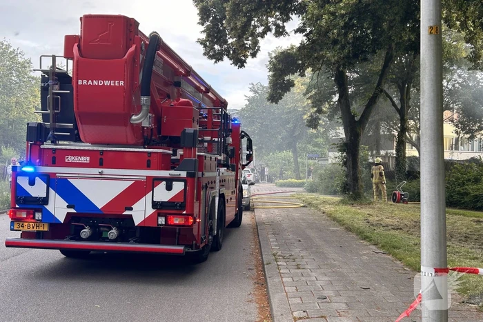 Woning zwart geblakerd na felle brand