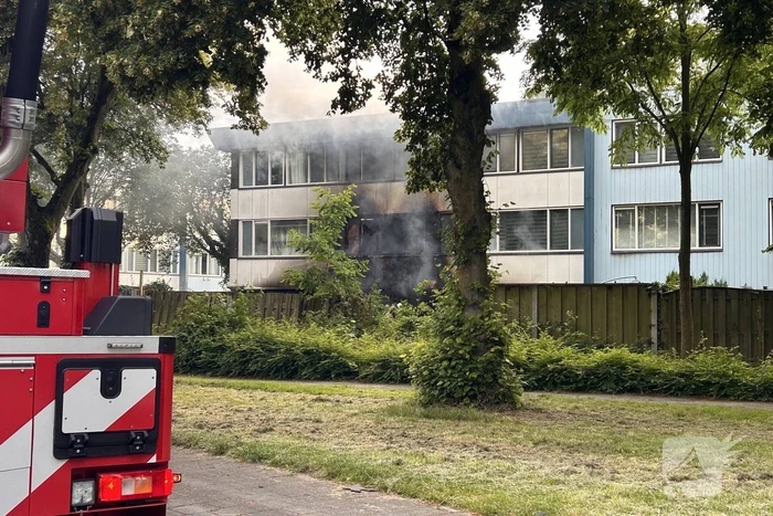Woning zwart geblakerd na felle brand