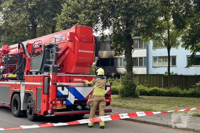Woning zwart geblakerd na felle brand