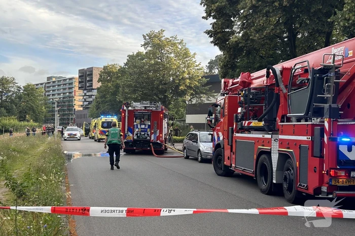 Woning zwart geblakerd na felle brand