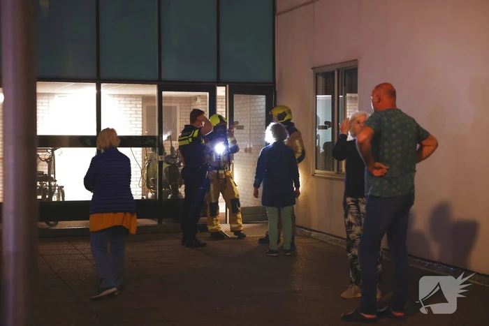 Bewoner gooit brandende stoel naar buiten om erger te voorkomen