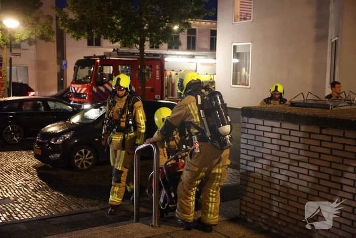 Bewoner gooit brandende stoel naar buiten om erger te voorkomen