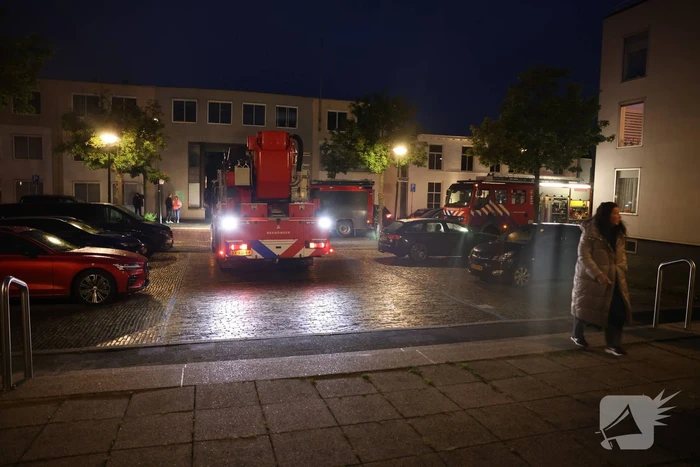 Bewoner gooit brandende stoel naar buiten om erger te voorkomen