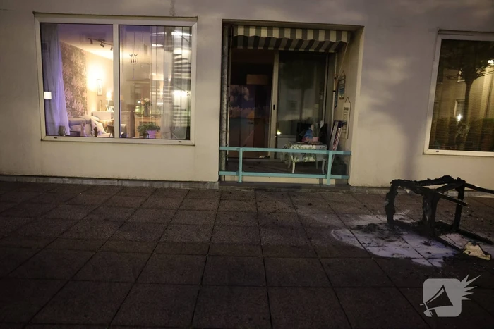 Bewoner gooit brandende stoel naar buiten om erger te voorkomen