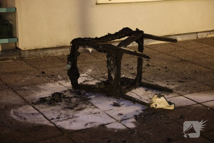 Bewoner gooit brandende stoel naar buiten om erger te voorkomen