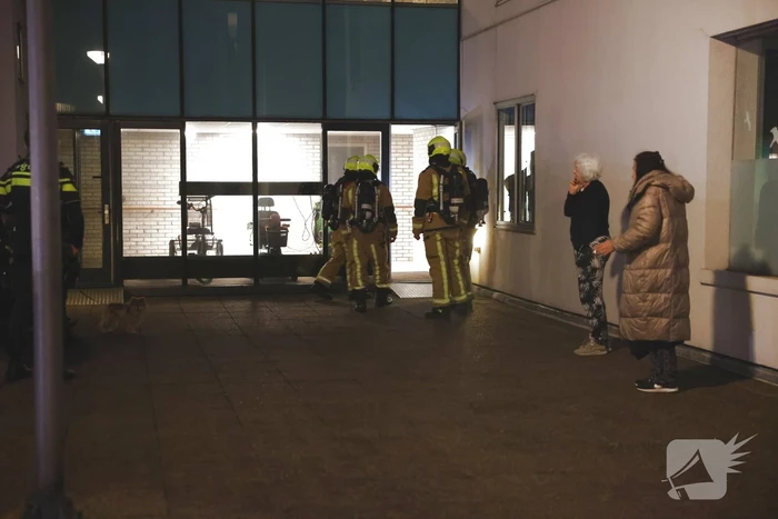 Bewoner gooit brandende stoel naar buiten om erger te voorkomen