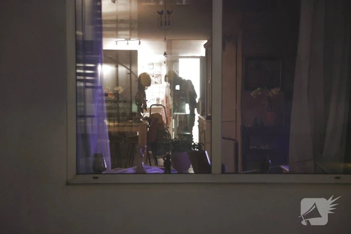 Bewoner gooit brandende stoel naar buiten om erger te voorkomen