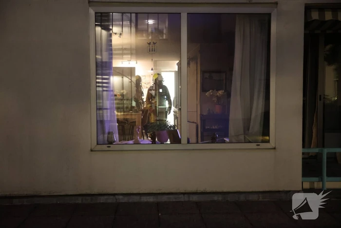 Bewoner gooit brandende stoel naar buiten om erger te voorkomen