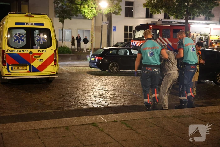 Bewoner gooit brandende stoel naar buiten om erger te voorkomen