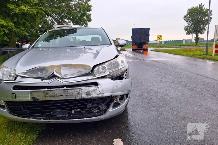 Flinke schade bij aanrijding op kruising