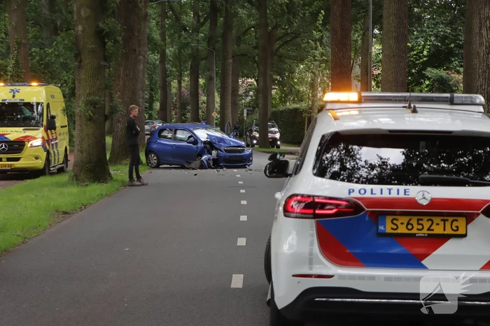 Automobilist botst frontaal op boom