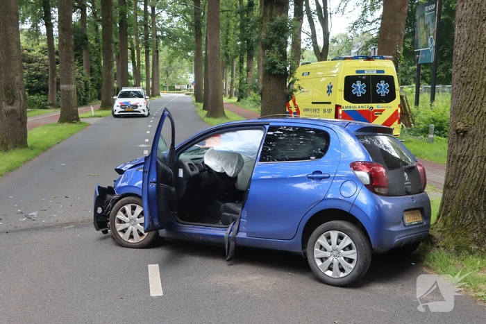 Automobilist botst frontaal op boom