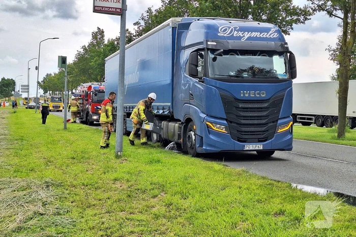 Brandstoftank vrachtwagen lekt dieselolie na botsing
