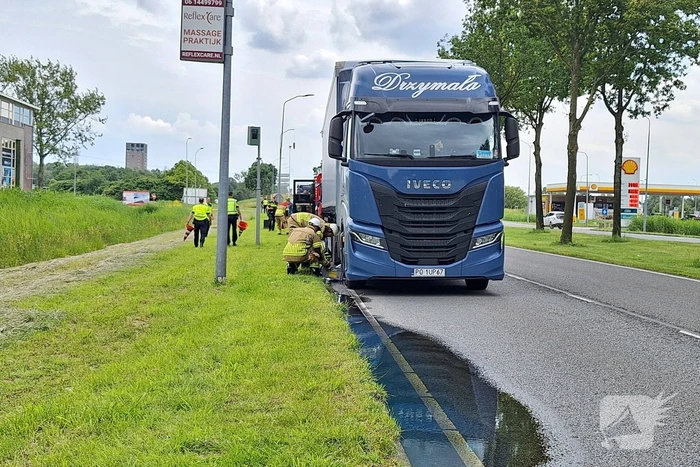 Brandstoftank vrachtwagen lekt dieselolie na botsing