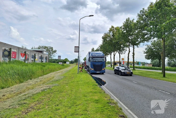 Brandstoftank vrachtwagen lekt dieselolie na botsing