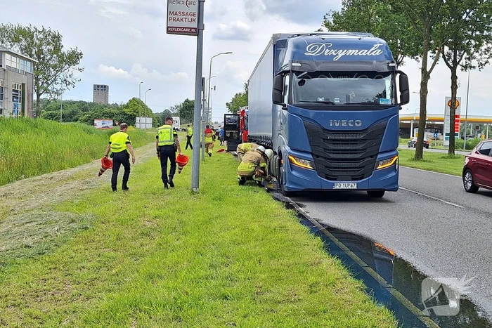 Brandstoftank vrachtwagen lekt dieselolie na botsing