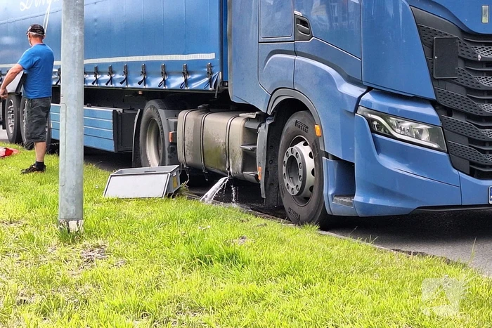 Brandstoftank vrachtwagen lekt dieselolie na botsing