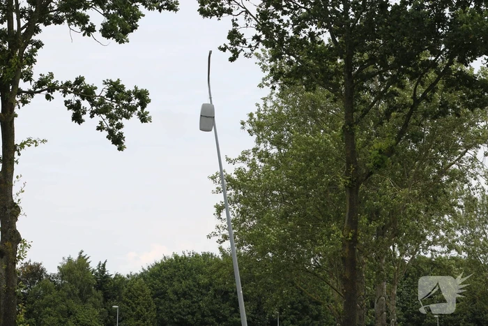 Brandstoftank vrachtwagen lekt dieselolie na botsing