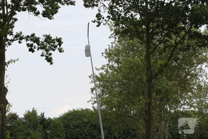 Brandstoftank vrachtwagen lekt dieselolie na botsing