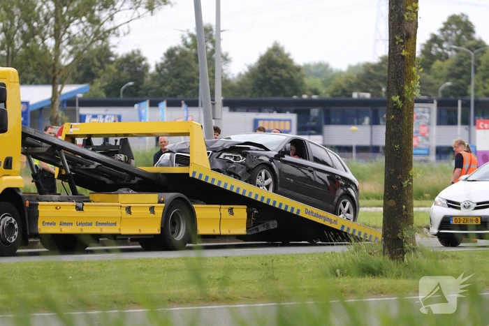 Brandstoftank vrachtwagen lekt dieselolie na botsing