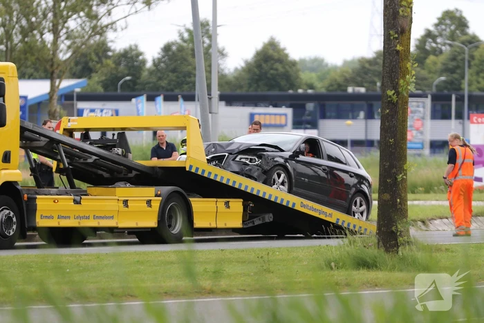 Brandstoftank vrachtwagen lekt dieselolie na botsing