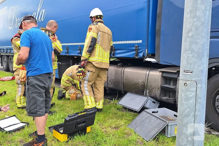 Brandstoftank vrachtwagen lekt dieselolie na botsing