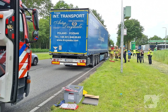 Brandstoftank vrachtwagen lekt dieselolie na botsing