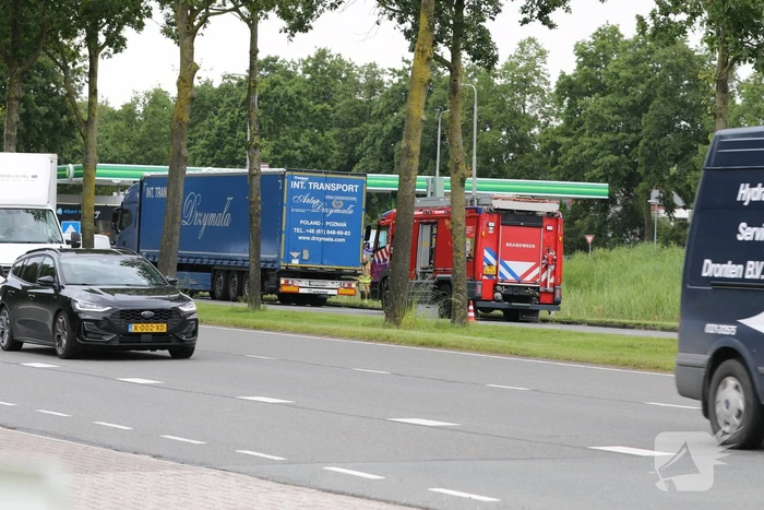 Brandstoftank vrachtwagen lekt dieselolie na botsing