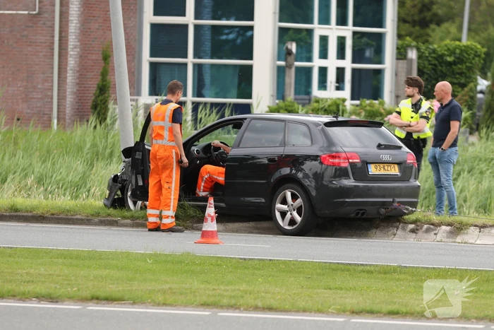 Brandstoftank vrachtwagen lekt dieselolie na botsing