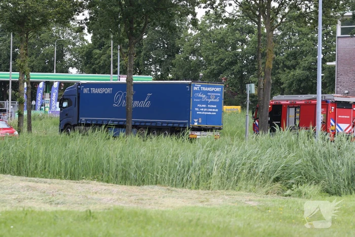 Brandstoftank vrachtwagen lekt dieselolie na botsing