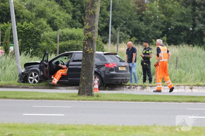 Brandstoftank vrachtwagen lekt dieselolie na botsing