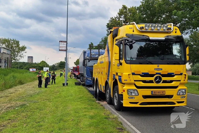 Brandstoftank vrachtwagen lekt dieselolie na botsing
