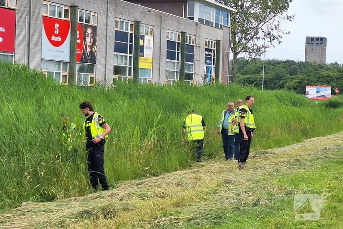 Brandstoftank vrachtwagen lekt dieselolie na botsing