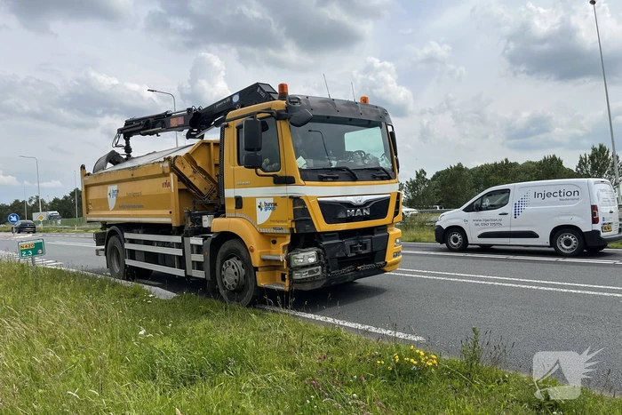 Auto te water na frontale aanrijding met vrachtwagen