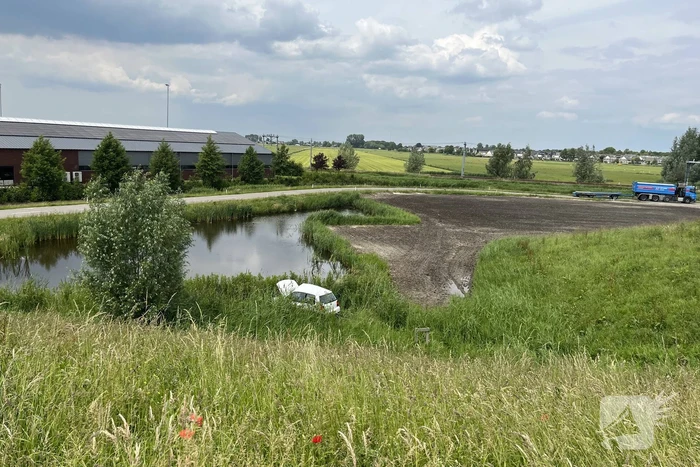Auto te water na frontale aanrijding met vrachtwagen
